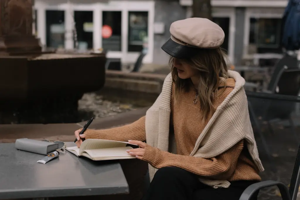 Franziska Decker arbeitet schreibend an einem Tisch