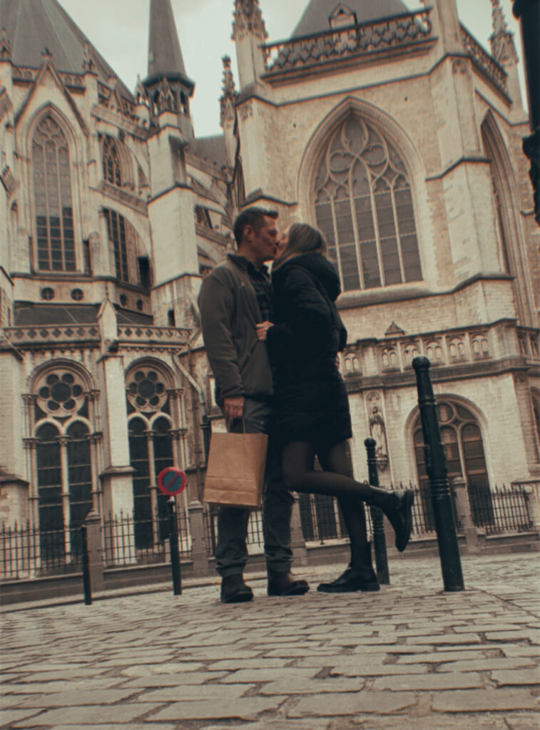 Paar genießt ein Wiedersehen trotz Fernbeziehung