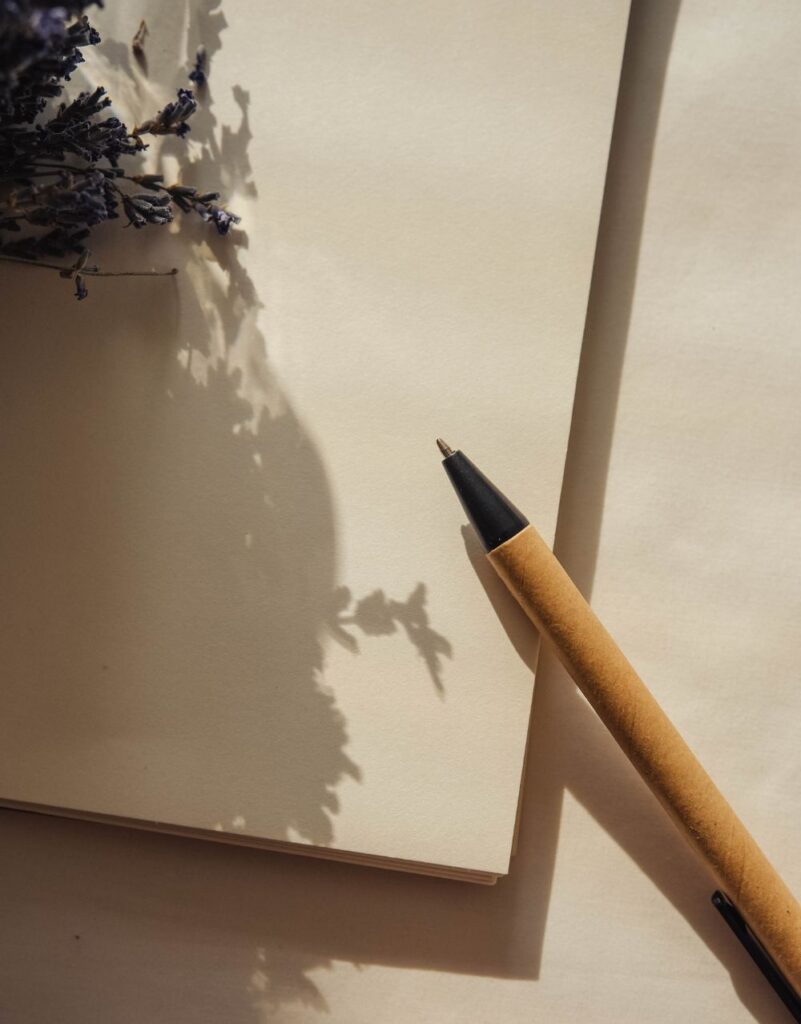 Notizbuch mit Stift zum Aufschreiben von Gedanken