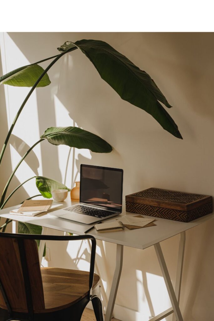 Mama plant beruflichen Neustart am Laptop im Homeoffice